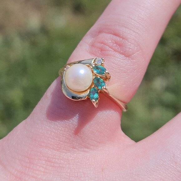 14K Yellow Gold Diamond Emerald & 6mm Pearl Small Cocktail Ring Size 5 - Picture 9 of 15